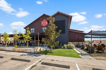 The Hollie House- Storybook Craftsman Cottage in Dripping Springs Отели рядом с достопримечательностью «Ian's Chapel at Camp Lucy»