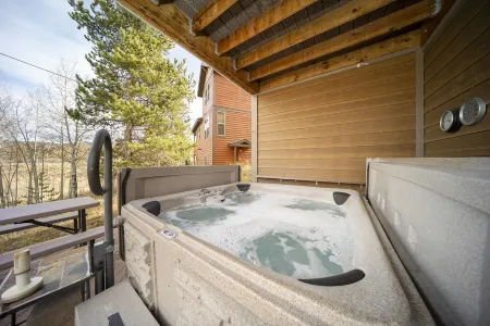 Perfect Mountain Family Getaway with Hot Tub & Fire Pit - Ski, Bike, Fish, Golf!