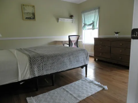 Mountain side house with game room, hot tub, firepit 1 mile from Lambertville