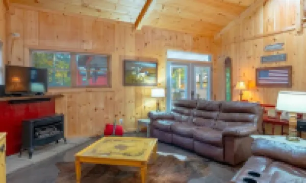 Red Cabin on Kentucky Lake.  Peaceful and pet friendly with a partial lake view.