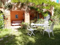 Very quiet apartment with garden in medieval residence in the heart of town Hotel a Cahors