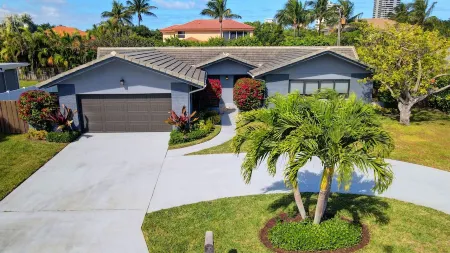 Beach House with Pool, Luxurious & Contemporary Отели рядом с достопримечательностью «Coconuts on the Beach»