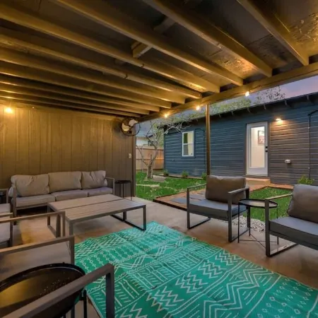 5BR/3BA walking distance to UNT with covered patio