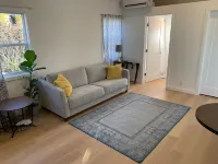 Cozy new studio - easy access to all West Seattle has to offer! Отели рядом с достопримечательностью «Хоум Депо»