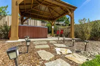 Quartz Hill Manor | hot tub w/ peace & quiet
