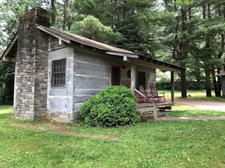 Cabin 1 - 1 Bedroom Cozy Cabin with Mountain View in Pioneer Village
