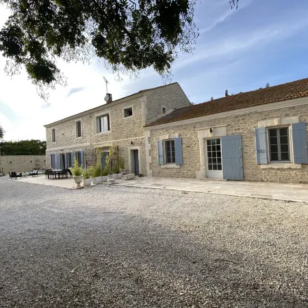 Gite Champêtre de Caractère au Mas Arnaud Équipée D'un Spa,et Accès à la Piscine