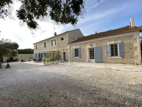 Gite Champêtre de Caractère au Mas Arnaud Équipée D'un Spa,et Accès à la Piscine