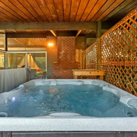 Cozy Haven with Hot Tub & AC Near Bangor Base and Hospital in Silverdale