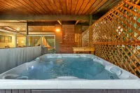 Cozy Haven with Hot Tub & AC Near Bangor Base and Hospital in Silverdale