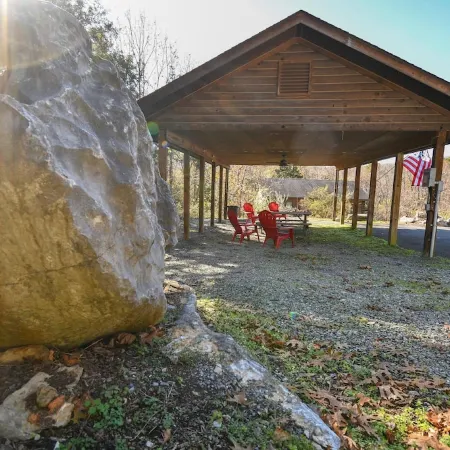 Cabin 115, Luxury 6 bedroom, 3 bath cabin minutes from Downtown Lexington!