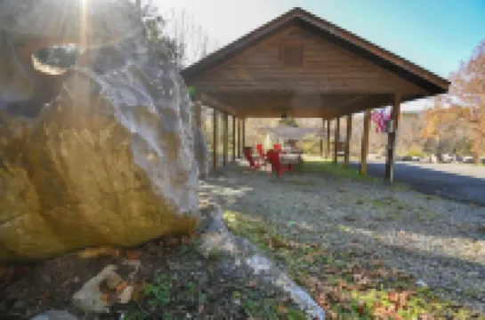 Cabin 115, Luxury 6 bedroom, 3 bath cabin minutes from Downtown Lexington!