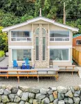 Beachfront, Water & Mountain Views, Epic Deck on Whidbey Island!