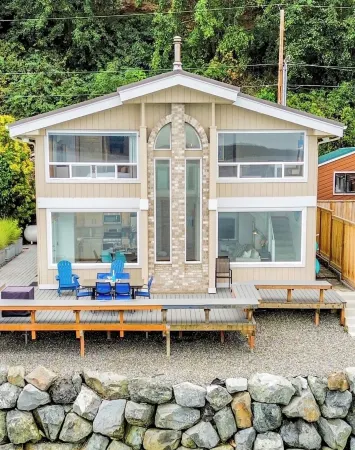 Beachfront, Water & Mountain Views, Epic Deck on Whidbey Island!