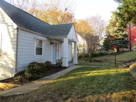Adorable Family Cottage near Metro Access to DC Sleeps 8