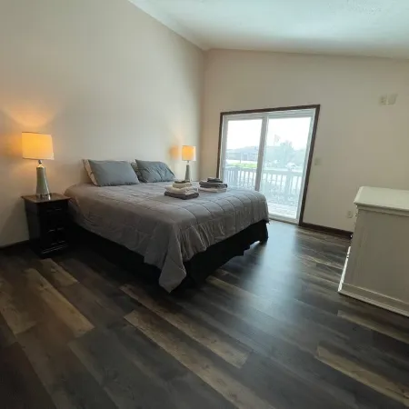 Apple Valley Lake, Pools and Beaches! Guest passes available for a fee! Отели в г. Ховард Тауншип