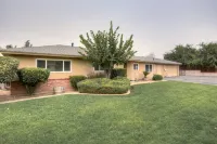 RV/Trailer Parking - Simple & Stylish Remodel Hotel in zona Fresno Pacific University