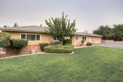 RV/Trailer Parking - Simple & Stylish Remodel Hotels near Fresno Station