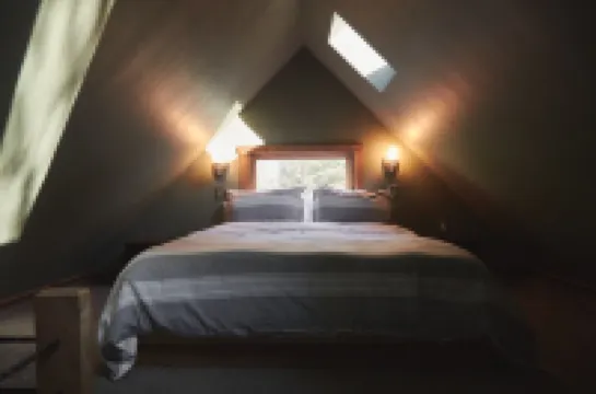 The Loft @ SkyCamp: Romantic Cabin near Stevens Pass, fit for two