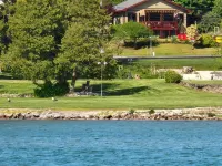 Relaxing Crystal Lake Cottage Retreat - Minutes to the Beach, & Downtown Beulah ベンゾニア・タウンシップのホテル