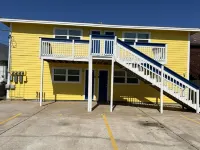 3 minute walk to Beach, Spacious 2 Bedroom Apt!