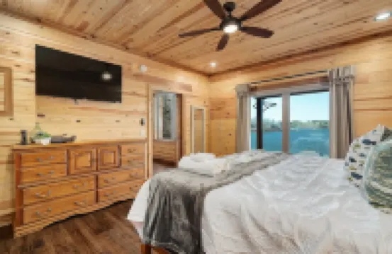 "LAKEVIEW": No Steps, Hot Tub, Boat/Swim Dock, Elevator