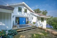 Beautiful Lakehouse with private dock on Apple Canyon Lake! 톰슨 타운쉽 호텔