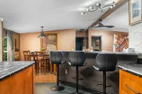 The King Ranch, Hot Tub, King Beds, Fireplace, Just outside of Traverse City