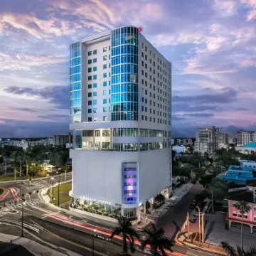 Embassy Suites by Hilton Sarasota Các khách sạn gần Đảo St Armands Circle