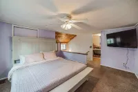 Charming Cottage w/ Lake Access and private Fire Pit