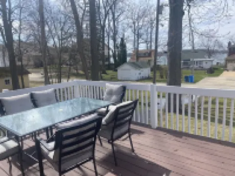 Lake Views from Great Deck, newly remodeled, Family members of all ages