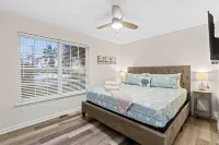 The Fab Flamingo 🦩 2 King Beds 2 Miles to Beach 🏝