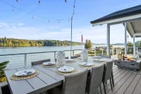 Grapeview- Luxury Waterfront Home w/ Hot Tub