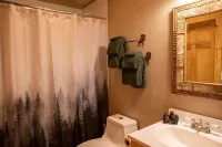 Cheerful 1-bedroom cabin with hot tub