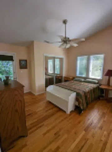 Bear Creek-Mountain views, decks that surround, and 3 creeks to discover!