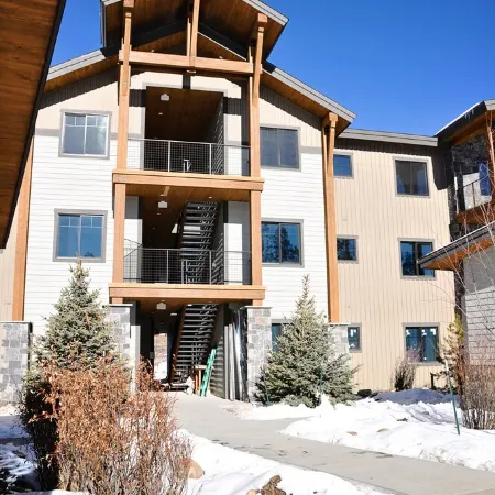 BRAND NEW Contemporary 2 BR near Winter Park Ski Resort on Shuttle w/priv hottub