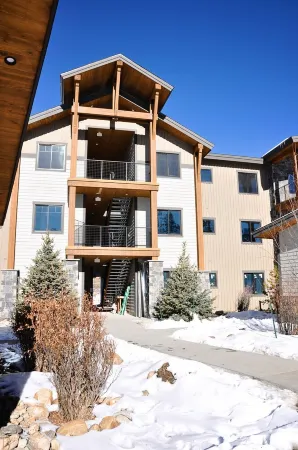 BRAND NEW Contemporary 2 BR near Winter Park Ski Resort on Shuttle w/priv hottub