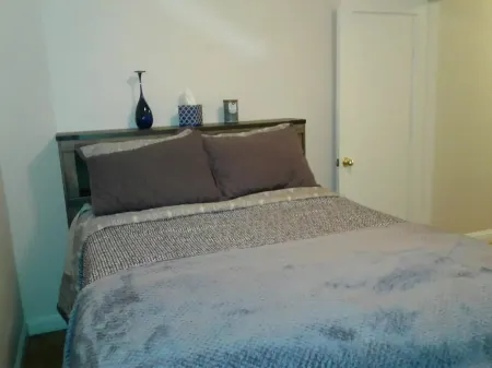 Cozy Home in a Quiet Neighborhood Отели рядом с достопримечательностью «Мар Айленд Навал Шипярд»