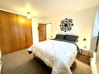 Charming Mid Century 2-Bedroom with Parking 1 Mile from the Big House & Downtown