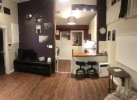 Pet friendly Bungalow. Close to Downtown and Mountains!