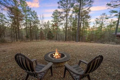 Midnight Rhapsody-Romantic Cabin with Large Jacuzzi Tub & Outdoor Gas Fireplace