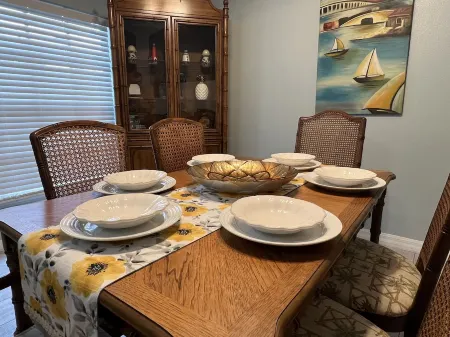 Spacious House near Downtown Deland Отели рядом с достопримечательностью «Мелчинг Филд эт Конрад Парк»