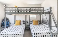 4 BEDROOM MODERN HOME, FREE PARKING, A/C, W/D,WIFI