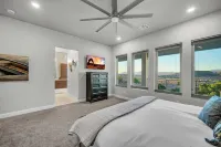 Luxurious Home w Panoramic Views + Infinity Pool!