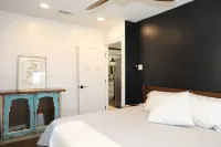 Navy Point Home and Game Room, Near Nas & Downtown Hotels in Warrington