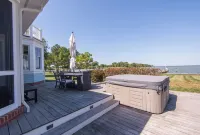 Waterfront Home w/ Stunning Views, Deepwater Dock, Pool, HotTub, Kayaks & More - 4 ดาว