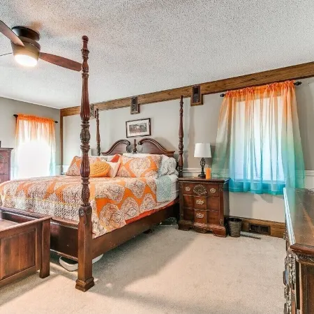 Spacious 5-bedroom house in enchanting Ames with Wi-Fi, Close to the Action!!