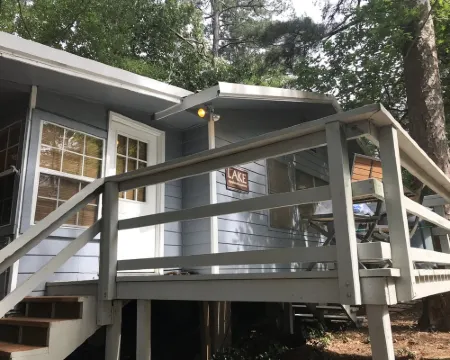 Charming Cottage Snuggled in Main Lake Cove with Perfect Location and Views Hotels in Sabine Parish
