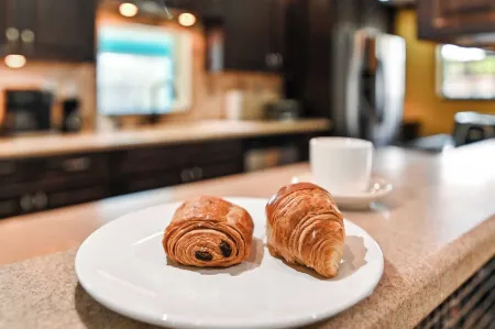 3BD Deerfield Beach with Heated Pool and Yard Games Отели рядом с достопримечательностью «Парк Дирфилд Айленд»