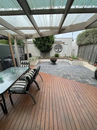 2 Story Townhouse near beach Отели в г. Сейнт Леонардс